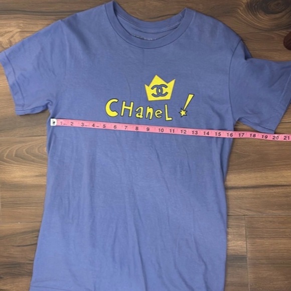CHANEL Lavender Short Sleeve Tee with Yellow Logo Graphic - Picture 5 of 7
